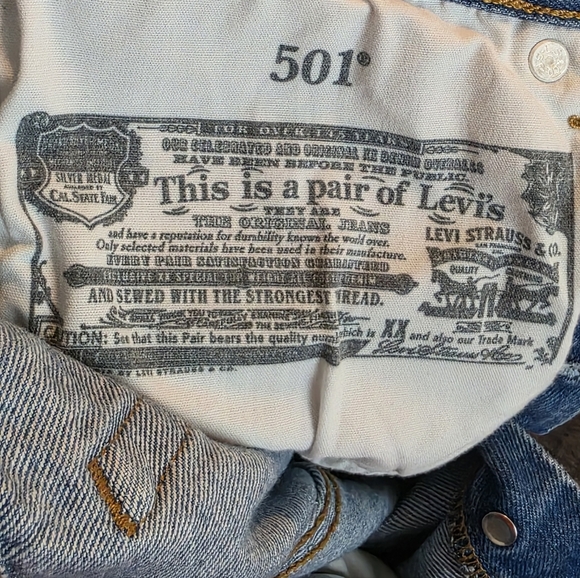 Levi's Women's 501 High Rise Straight Medium Wash Distressed Jeans Size 26x30 - Picture 8 of 8